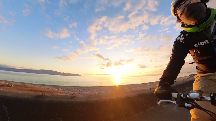 金色に光る海 – 駿河湾の風景を面で楽しむ【沼津・富士の夕日】